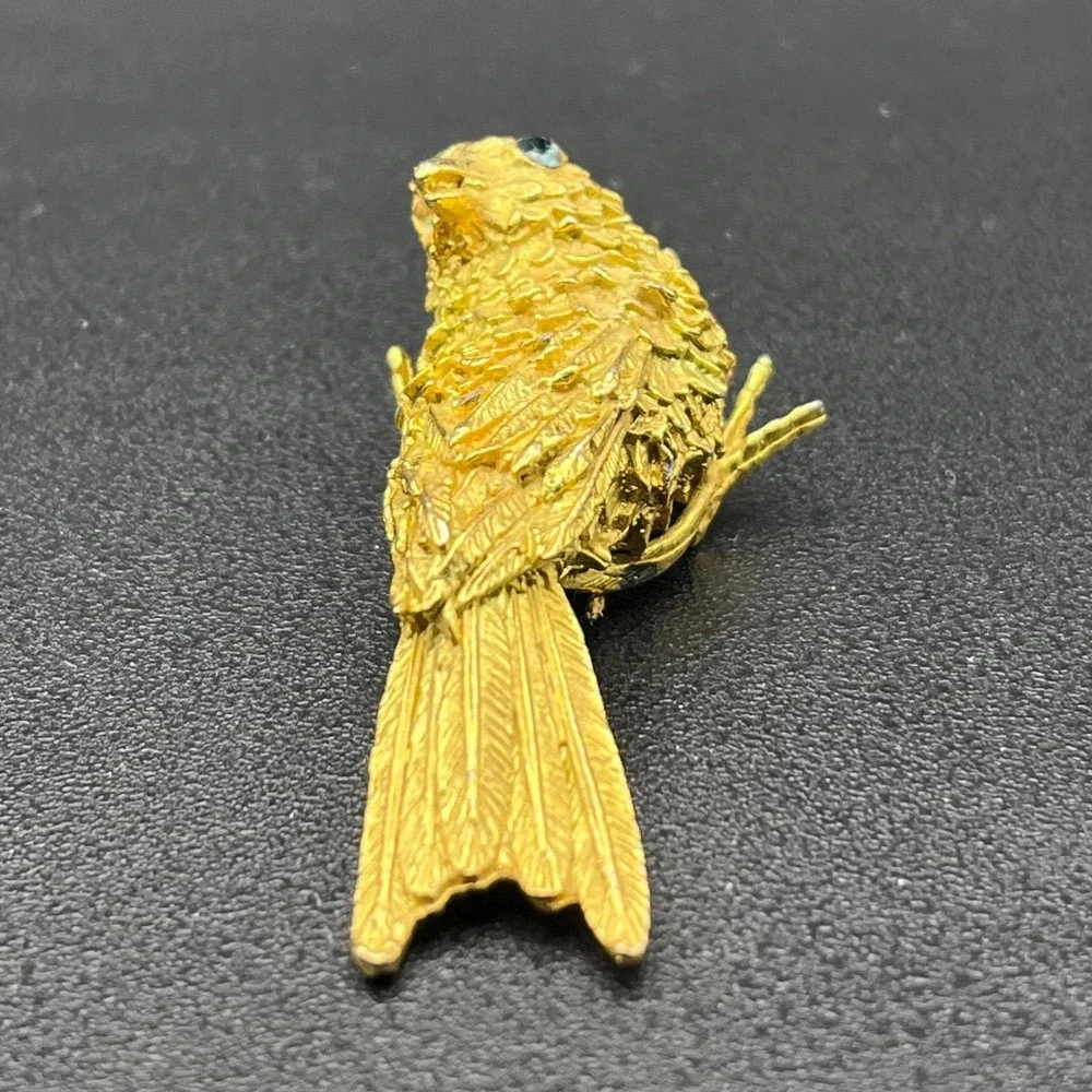 1940s Figural Bird Fur Clip Gold Tone w Blue Rhinestone Eye Vintage